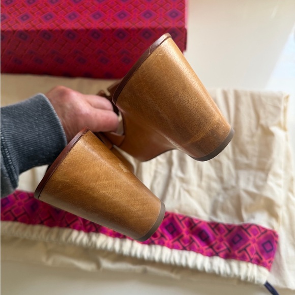 Tory Burch INES 80MM WEDGE SLIDE
CALF LEATHER/METALLIC VEG
LEATHER
SIZE US 7 - Picture 10 of 13